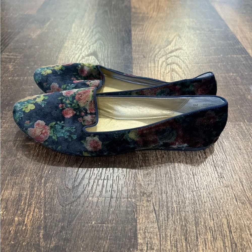 Abound blue velvet floral round toe flats - Picture 4 of 5